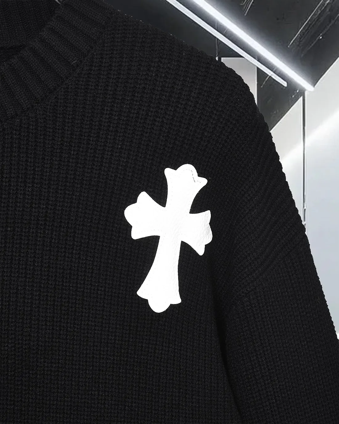 P270 Chrome Hearts/Cro Heart OS Loose Fit 2025fw Autumn and Winter New Style Classic Customized Leather Cross 🪡logo Round Neck Long Sleeve Off Shoulder Sweater Wool Sweater Imported Wool Blended Fabric Exquisitely Upgraded, Inspired by the 1980s Retro Original Fabric Official Same Style Round Neck Long Sleeve Suit Customized Mesh Sweater Thick Knitted Fabric Feels Very Comfortable Latest Brick Cabinet Synchronization for Spring and Summer Fashionable and Individual Super Versatile and Good-looking Style Very Suitable for Men and Women A must-have for everyone, hang tag, collar label, washed wheat, three labels complete. Color: black. white. Size: M-3XL